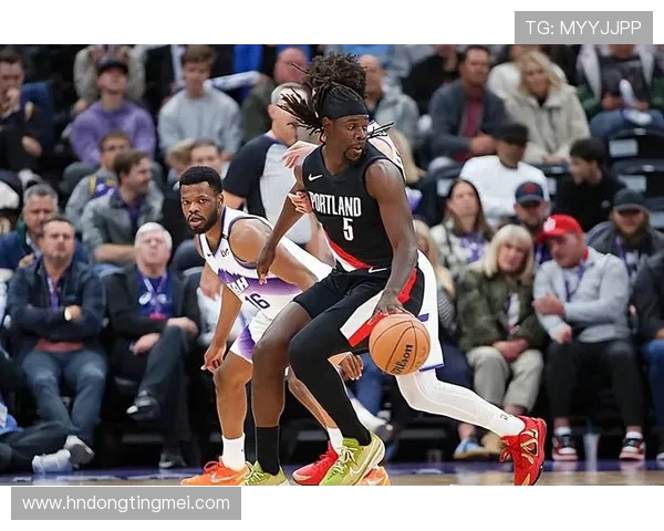 开拓者与雷霆激战正酣双方球员表现精彩引人注目